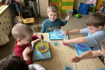 Zajęcia "Mali odkrywcy" jajko eksperymentuje