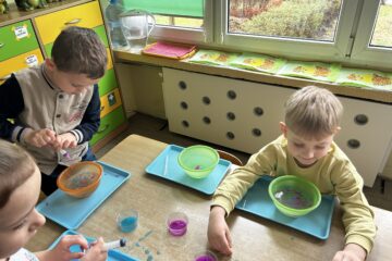 Zajęcia "Mali odkrywcy" jajko eksperymentuje